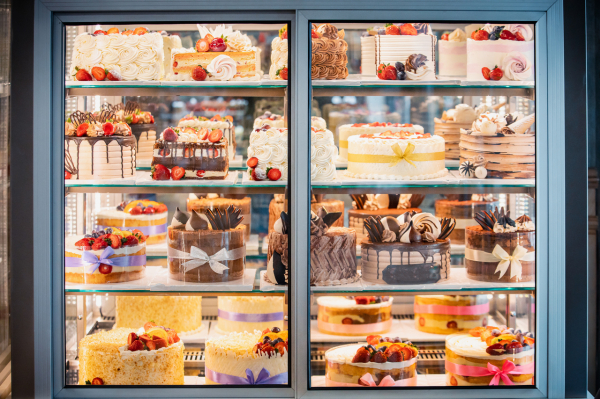 Miért érdemes üvegajtós hűtőt vásárolni? – A praktikum és esztétika találkozása